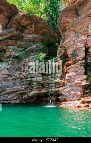 Cascata che si svuota nella Santa Giustina Lago, Val di Non, in provincia di Trento, Trentino Alto Adige, Italia, Europa Foto Stock