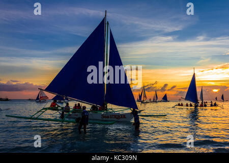 Il Boracay, Filippine - 16 SET 2015: barche a vela al tramonto in Boracay Island,FILIPPINE Foto Stock