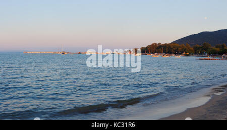 Stavros, Grecia - 03 settembre 2017: estate stagione sulle spiagge di stavros durante il tramonto. Foto Stock