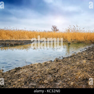 Paesaggio rurale. lamelle di fango in autunno. rurale scena Foto Stock