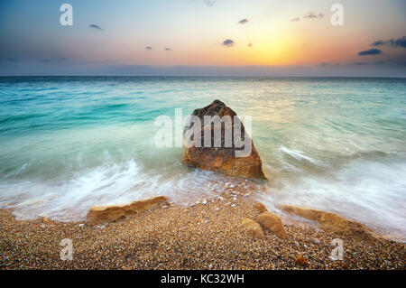 Bellissimo paesaggio marino al tramonto. Composizione della natura. Foto Stock