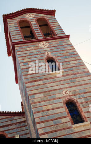 Dettagli della chiesa ortodossa greca, parte dell'edificio con focus su torre con campane. Foto Stock