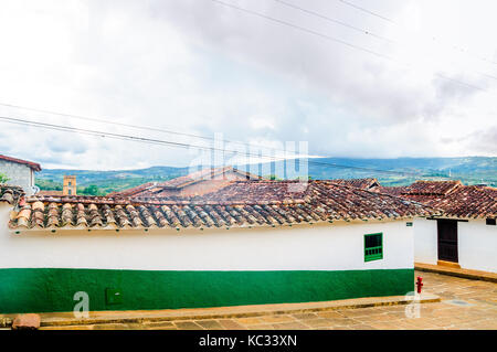 Vista su edifici coloniali nelle strade di barichara - Colombia Foto Stock