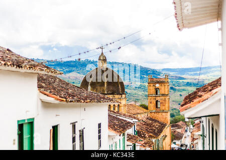 Vista su edifici coloniali nelle strade di barichara - Colombia Foto Stock