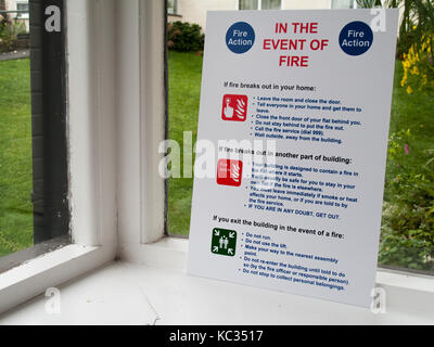 In caso di avviso incendio situato nel lobby all'entrata di appartamento residenziale blocco Foto Stock
