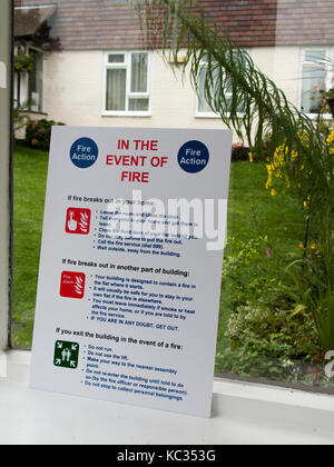 In caso di avviso incendio situato nel lobby all'entrata di appartamento residenziale blocco Foto Stock