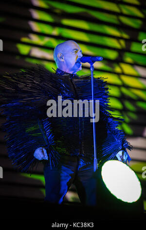 L'inglese pop elettronico e casa duo pet shop boys consiste di due musicisti Neil Tennant (foto) e Chris Lowe che qui esegue un concerto dal vivo al german festival di musica il festival di Berlino 2013. Germania, 06/09 2013. Foto Stock