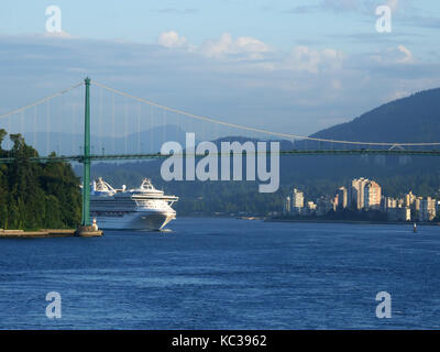 La nave di crociera 'star princess' passando sotto la porta del leone bridge come lei lascia vancouver, Canada, su una crociera in Alaska. Foto Stock