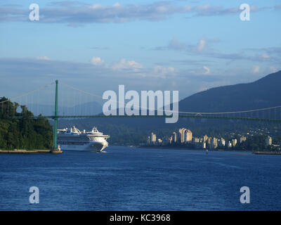 La nave di crociera 'star princess' passando sotto la porta del leone bridge come lei lascia vancouver, Canada, su una crociera in Alaska. Foto Stock