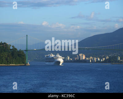 La nave di crociera 'star princess' passando sotto la porta del leone bridge come lei lascia vancouver, Canada, su una crociera in Alaska. Foto Stock