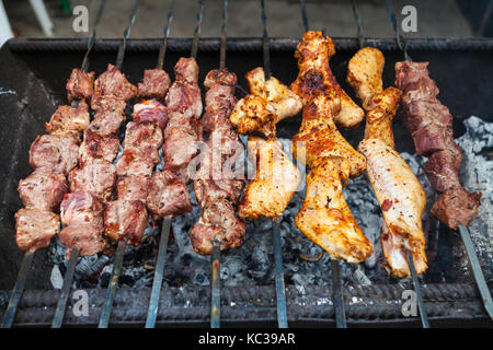 Viaggio in Crimea - spiedini con pezzi di agnello e ali di pollo shish kebab-sul grill in tatar outdoor cafe Foto Stock