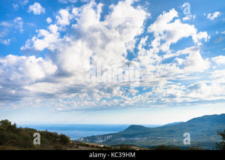 Viaggio in Crimea - nuvole bianche nel pomeriggio blu cielo di Alushta città sulla costa del mar nero in settembre Foto Stock