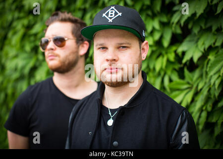 Il duo rock britannico Royal Blood è composto dal cantante e bassista Mike Kerr (back) e dal batterista ben Thatcher (front). Qui il duo di garage rock è ritratto backstage al festival musicale norvegese Øyafestivalen 2014. Norvegia, 09/08 2014. Foto Stock