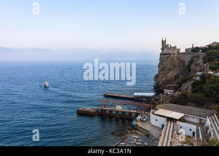 Viaggio in Crimea - sopra la vista del molo vicino swallow nest castle a gaspra distretto di Crimea sulla costa meridionale del Mar Nero in sera Foto Stock