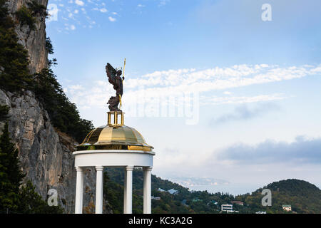 Viaggio in Crimea - Vista della statua del Santo Arcangelo Michele sul padiglione ai piedi del monte di ai-nicolas oreanda nel distretto di sera Foto Stock