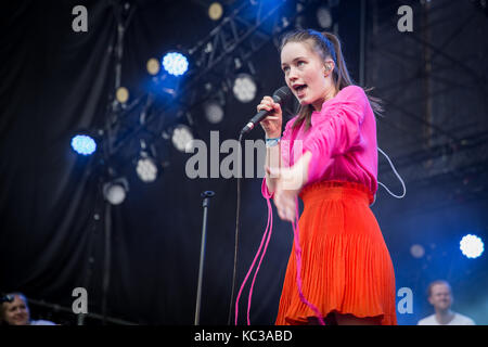 Norvegia, Oslo - Agosto 10, 2017. Il Norvegese cantante e cantautore Sigrid esegue un concerto dal vivo durante il norvegese music festival Øyafestivalen 2017 a Oslo. Foto Stock