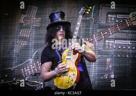 Il musicista americano e il chitarrista Slash esegue un concerto dal vivo con i Black Sabbath cantante Ozzy Osbourne a Bergenhus festning come parte di Ozzy e amici tour nel 2012. Slash è precedentemente noto come chitarrista solista del famoso hard rock band Guns N' Roses. Norvegia, 29/05 2012. Foto Stock