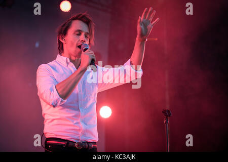 Il cantante norvegese, cantautore e pluristrumentalista Sondre Lerche si esibisce in concerto dal vivo al festival musicale norvegese Øyafestivalen 2015. Norvegia, 12/08 2015. Foto Stock