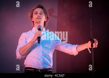 Il cantante norvegese, cantautore e pluristrumentalista Sondre Lerche si esibisce in concerto dal vivo al festival musicale norvegese Øyafestivalen 2015. Norvegia, 12/08 2015. Foto Stock