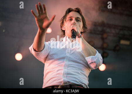 Il cantante norvegese, cantautore e pluristrumentalista Sondre Lerche si esibisce in concerto dal vivo al festival musicale norvegese Øyafestivalen 2015. Norvegia, 12/08 2015. Foto Stock