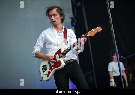 Il cantante norvegese, cantautore e pluristrumentalista Sondre Lerche si esibisce in concerto dal vivo al festival musicale norvegese Øyafestivalen 2015. Norvegia, 12/08 2015. Foto Stock