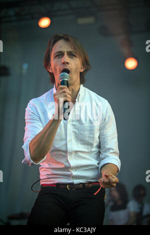 Il cantante norvegese, cantautore e pluristrumentalista Sondre Lerche si esibisce in concerto dal vivo al festival musicale norvegese Øyafestivalen 2015. Norvegia, 12/08 2015. Foto Stock