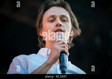 Il cantante norvegese, cantautore e pluristrumentalista Sondre Lerche si esibisce in concerto dal vivo al festival musicale norvegese Øyafestivalen 2015. Norvegia, 12/08 2015. Foto Stock