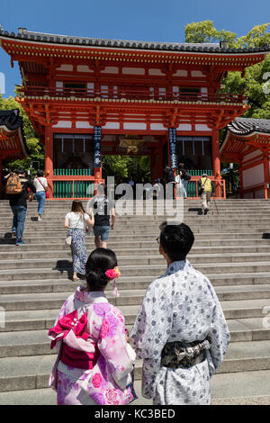 Kyoto, Giappone - 18 maggio 2017: cancello principale del yasaka jinja santuario a Kyoto con matura in kimono Foto Stock