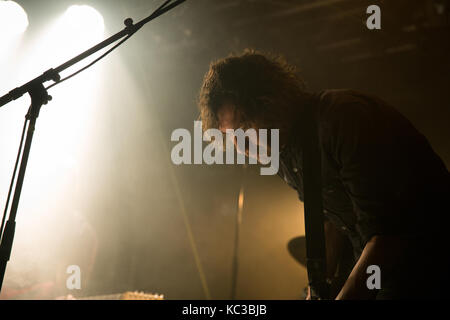 Il norvegese rumore rock band di parsimonia megaphonic esegue un concerto dal vivo a kvarteret a Bergen. Qui il cantante e il chitarrista Richard myklebust è raffigurato dal vivo sul palco. Norvegia, 28/03 2015. Foto Stock