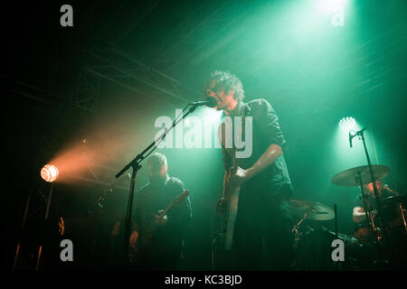 Il norvegese rumore rock band di parsimonia megaphonic esegue un concerto dal vivo a kvarteret a Bergen. Qui il cantante e il chitarrista Richard myklebust (r) è raffigurato dal vivo sul palco con njål clementsen (l). Norvegia, 28/03 2015. Foto Stock