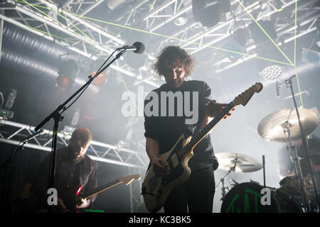 Il norvegese rumore rock band di parsimonia megaphonic esegue un concerto dal vivo a kvarteret a Bergen. Qui il cantante e il chitarrista Richard myklebust (r) è raffigurato dal vivo sul palco con njål clementsen (l). Norvegia, 28/03 2015. Foto Stock