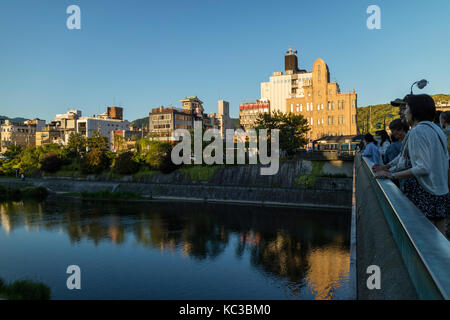 Kyoto, Giappone - 18 maggio 2017: turisti sul sanjo ohashi guardando ponte sopra il fiume Kamo al crepuscolo Foto Stock