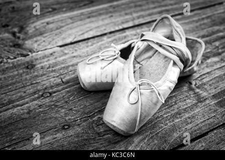 Vecchi rosa scarpe da ballo su un pavimento di legno, processo vintage Foto Stock