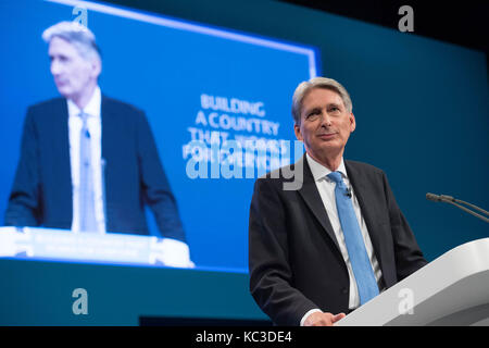 Il cancelliere dello scacchiere philip hammond si arriva ad affrontare il congresso del partito conservatore al Manchester Central convention complex in Manchester. Foto Stock