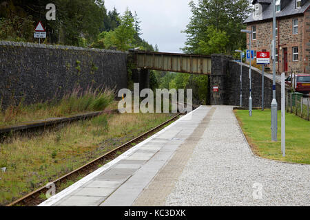 Stazione Scotrail a Stromeferry (no traghetto). Piattaforma con linea ovest verso Plockton. Ross e Cromarty. Highlands. Scozia Foto Stock