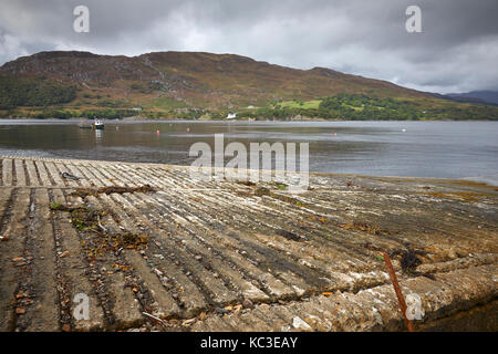 Stromi Castlle e North Stromé la riva settentrionale. Da Stromeferry (senza traghetto) attraverso Loch Carron Foto Stock