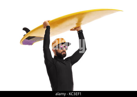 Uomo in una muta in possesso di una tavola da surf isolati su sfondo bianco Foto Stock