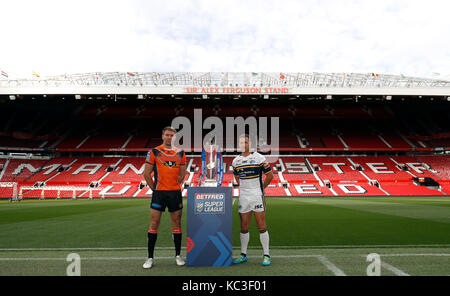 Castleford tigers capitano Michael shenton (sinistra) e leeds rinoceronti capitano danny mcguire (destra) con la Super League Trophy durante il 2017 betfred super league Grand final photocall a Old Trafford, Manchester. Foto Stock