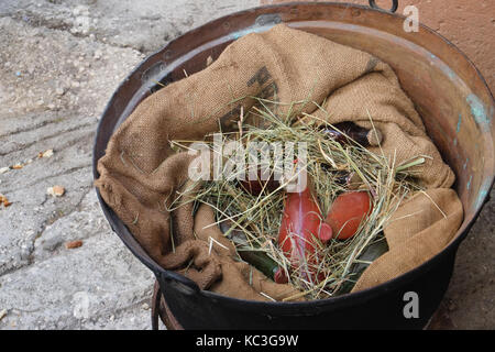 Tipico folklore italiano salsa di pomodoro preparazione celebrare la Vergine Maria Agosto vacanza. Santo Stefano. Cammino dei Briganti. La passeggiata del Brigante Foto Stock