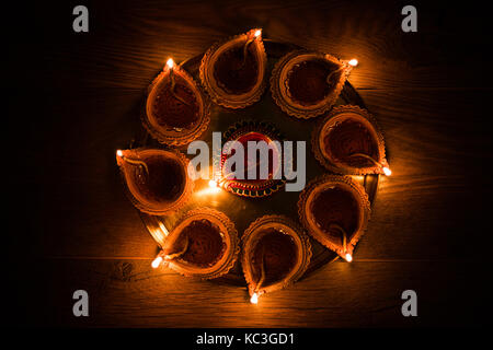 Diya in thali - targa in ottone o thali piena di terracotta diya o lampade a olio pronto per decorare o casa di illuminazione il Diwali, un festival della luce. Foto Stock