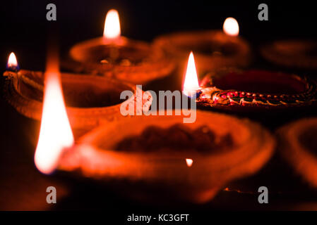 Diya in thali - targa in ottone o thali piena di terracotta diya o lampade a olio pronto per decorare o casa di illuminazione il Diwali, un festival della luce. Foto Stock