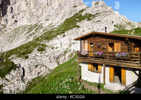 Le Dolomiti, Italia settentrionale. La montagna guesthouse Rifugio Sonino al Coldai (2132m) sull'Alta Via 1 lungo il percorso a distanza Foto Stock