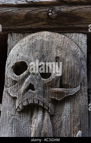 Macabra scultura in legno a L'aître Saint-Maclou (antica charnel house), Rouen, Alta Normandia, Francia Foto Stock