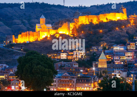 Antica fortezza di narikala e la città vecchia di notte, Tbilisi, Georgia Foto Stock