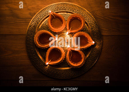 Diya in thali - targa in ottone o thali piena di terracotta diya o lampade a olio pronto per decorare o casa di illuminazione il Diwali, un festival della luce. Foto Stock