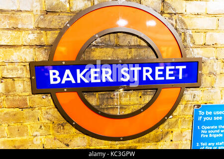 La metropolitana di londra segno, london underground baker street segno, la stazione della metropolitana di Baker street segno, la stazione della metropolitana di Baker street, baker street Foto Stock