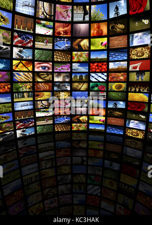 Camera con molti lo schermo con le immagini, le trasmissioni via internet, la televisione digitale e i nuovi media concept Foto Stock