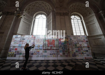 Lo scoprimento della grande comunità murale, a 10m x 3m comunità arte murale costituito da più di 250 pezzi di opere provenienti da chiese in tutto il paese, incapsulare il ruolo loro chiesa svolge nella loro comunità locale, presso la cattedrale di san Paolo a Londra centrale. Foto Stock