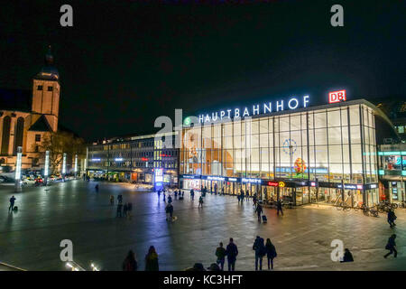 Vista notturna della stazione ferroviaria centrale di Colonia (Köln Hauptbahnhof / Köln hbf) Foto Stock