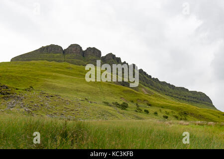 Benbulben, talvolta scritto ben bulben o benbulbin è una grande formazione rocciosa nella contea di Sligo, Irlanda. Foto Stock